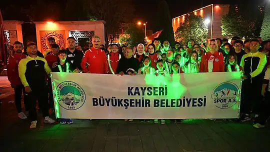 Başkan Büyükkılıç, 19 Mayıs Fener Alayı'nda gençlerin coşkusuna ortak oldu