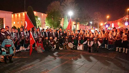 Başkan Büyükkılıç, 19 Mayıs Fener Alayı'nda gençlerin coşkusuna ortak oldu