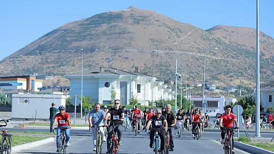 Başkan Büyükkılıç, 3'üncü Doktorlar Bisiklet Turu'nda pedal çevirdi