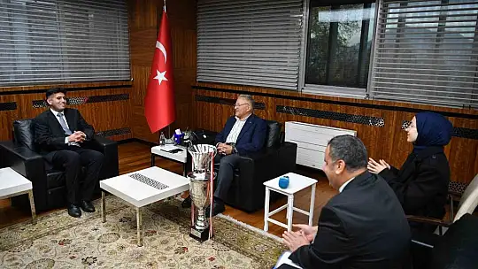 Başkan Büyükkılıç'a Sesi Görenler 1. Ligi'nde kazanılan şampiyonluk kupası takdim edildi