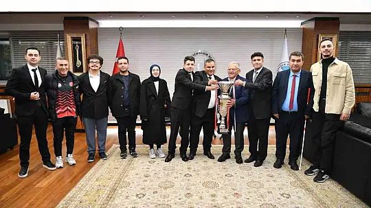 Başkan Büyükkılıç'a Sesi Görenler 1. Ligi'nde kazanılan şampiyonluk kupası takdim edildi