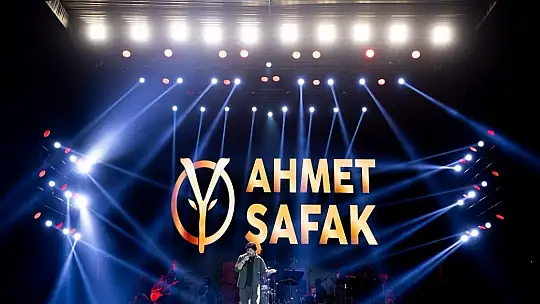 Başkan Büyükkılıç, Ahmet Şafak konserinde Kayserililerin coşkusuna ortak oldu