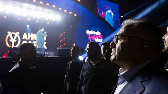 Başkan Büyükkılıç, Ahmet Şafak konserinde Kayserililerin coşkusuna ortak oldu