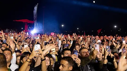 Başkan Büyükkılıç, Ahmet Şafak konserinde Kayserililerin coşkusuna ortak oldu