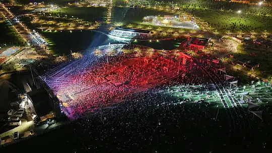 Başkan Büyükkılıç, Ahmet Şafak konserinde Kayserililerin coşkusuna ortak oldu