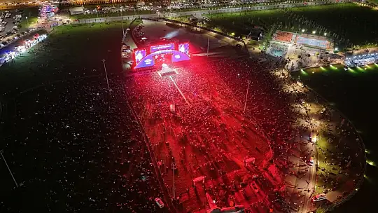 Başkan Büyükkılıç, Ahmet Şafak konserinde Kayserililerin coşkusuna ortak oldu
