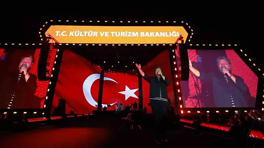 Başkan Büyükkılıç, Ahmet Şafak'ı ağırladı, konser coşkusuna ortak oldu