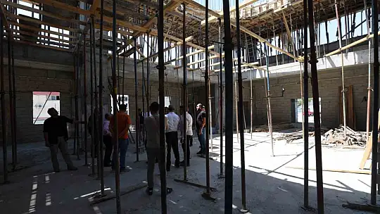 Başkan Büyükkılıç, belediye-hayırsever iş birliği örneği Muhittin Birdal Camii çalışmalarını inceledi