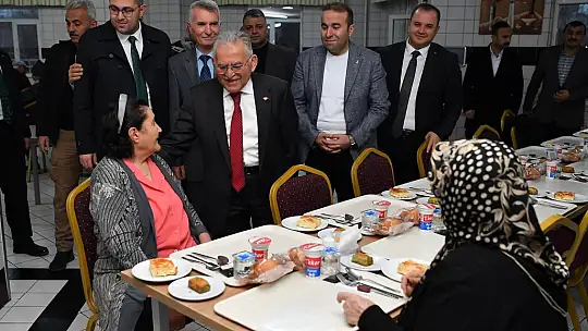 Başkan Büyükkılıç, Cumhurbaşkanı ile bayramlaştı, 'iftara 5 kala' programına ve huzurevi gönül sofrasına katıldı