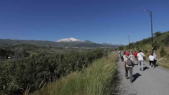 Başkan Büyükkılıç, doğa yürüyüşünde sporseverlerle bir araya geldi