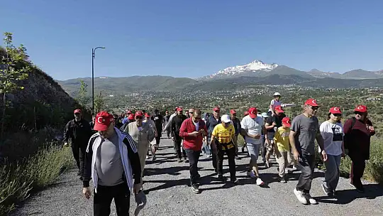 Başkan Büyükkılıç, doğa yürüyüşünde sporseverlerle bir araya geldi