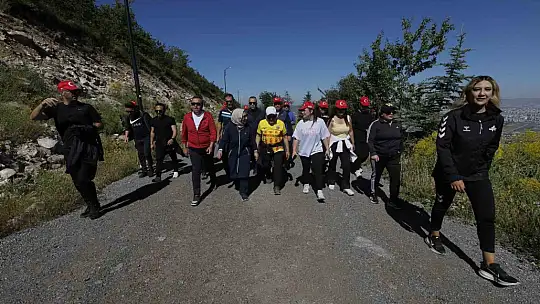 Başkan Büyükkılıç, doğa yürüyüşünde sporseverlerle bir araya geldi