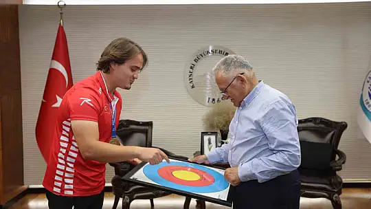 Başkan Büyükkılıç, dünya şampiyonu Arslan'ı ağırladı