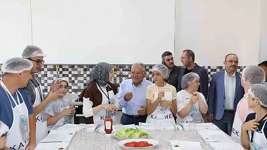 Başkan Büyükkılıç, Engelsiz Yaşam Merkezi'nde özel çocuklarla birlikte hamburger yaptı