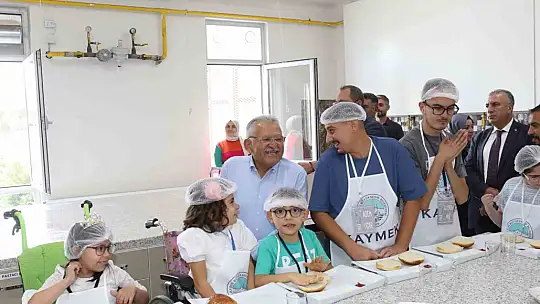 Başkan Büyükkılıç, Engelsiz Yaşam Merkezi'nde özel çocuklarla birlikte hamburger yaptı