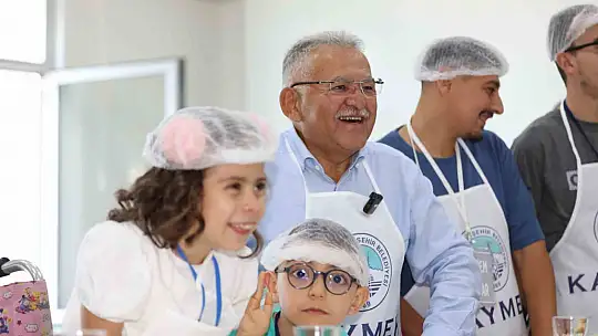 Başkan Büyükkılıç, Engelsiz Yaşam Merkezi'nde özel çocuklarla birlikte hamburger yaptı