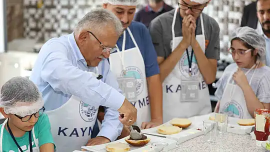 Başkan Büyükkılıç, Engelsiz Yaşam Merkezi'nde özel çocuklarla birlikte hamburger yaptı