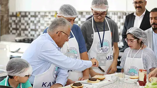 Başkan Büyükkılıç, Engelsiz Yaşam Merkezi'nde özel çocuklarla birlikte hamburger yaptı