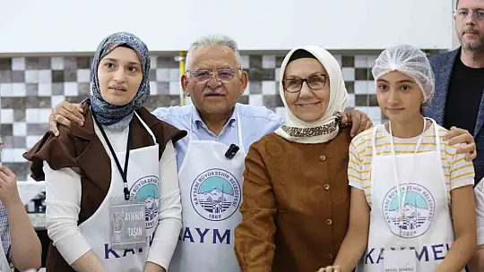 Başkan Büyükkılıç, Engelsiz Yaşam Merkezi'nde özel çocuklarla birlikte hamburger yaptı