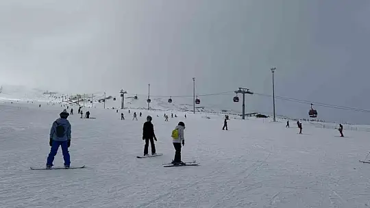 Başkan Büyükkılıç, Erciyes'te kayak tutkunlarıyla buluştu