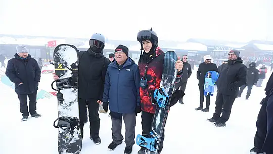 Başkan Büyükkılıç, Erciyes'te kayak tutkunlarıyla bir araya geldi