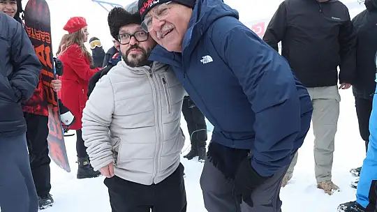 Başkan Büyükkılıç, Erciyes'te kayak tutkunlarıyla bir araya geldi