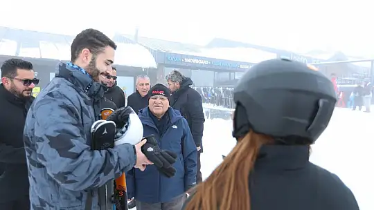 Başkan Büyükkılıç, Erciyes'te kayak tutkunlarıyla bir araya geldi