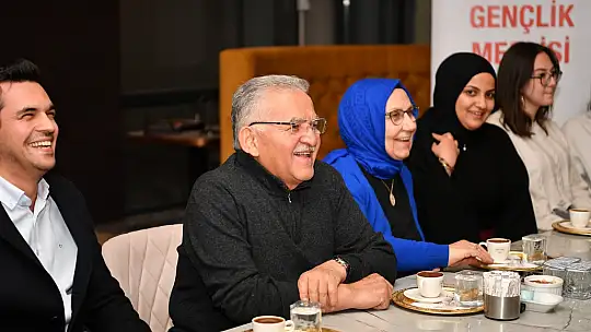 Başkan Büyükkılıç, gençlerle çay kahve eşliğinde sohbet etti