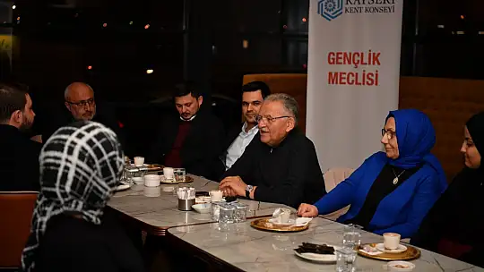 Başkan Büyükkılıç, gençlerle çay kahve eşliğinde sohbet etti