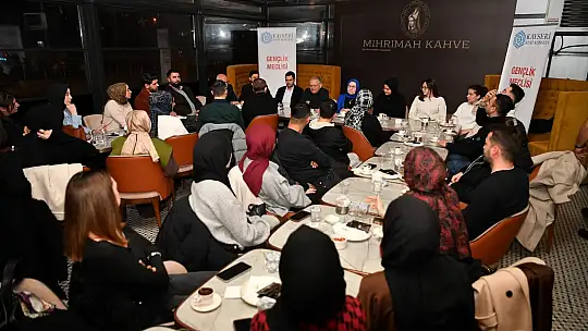 Başkan Büyükkılıç, gençlerle çay kahve eşliğinde sohbet etti