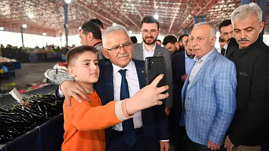 Başkan Büyükkılıç Hürriyet sakinleri ile görüştü, pazar esnafını ziyaret etti