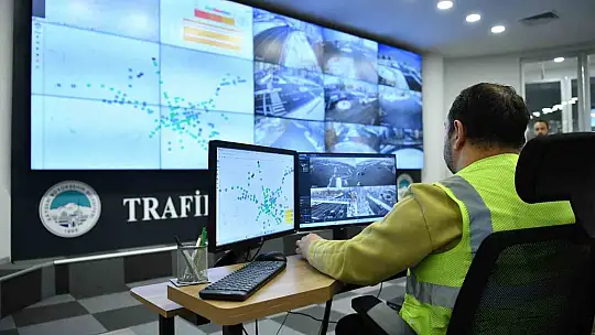 Başkan Büyükkılıç'ın akıllı projesi, 159 kavşakta 400 kamera ile karla mücadeleye anında destek veriyor