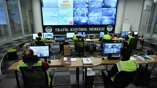 Başkan Büyükkılıç'ın akıllı projesi, 159 kavşakta 400 kamera ile karla mücadeleye anında destek veriyor