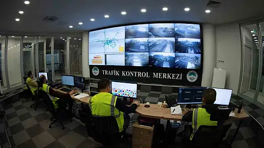 Başkan Büyükkılıç'ın akıllı projesi, 159 kavşakta 400 kamera ile karla mücadeleye anında destek veriyor