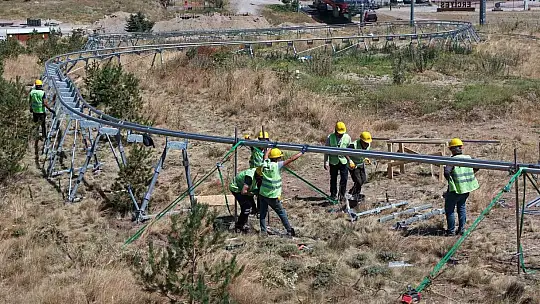 Başkan Büyükkılıç'ın Erciyes'teki yeni projesi yükseliyor: dağ kızağında raylar yerine oturuyor