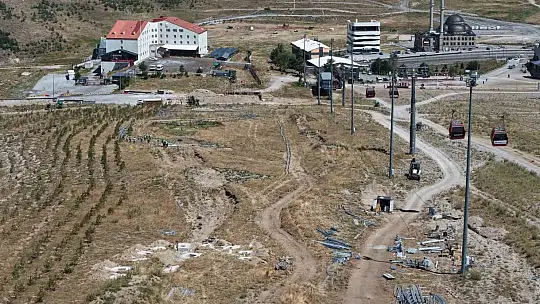 Başkan Büyükkılıç'ın Erciyes'teki yeni projesi yükseliyor: dağ kızağında raylar yerine oturuyor