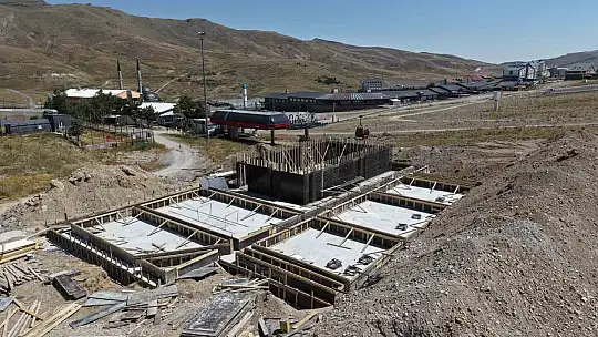 Başkan Büyükkılıç'ın Erciyes'teki yeni projesi yükseliyor: dağ kızağında raylar yerine oturuyor