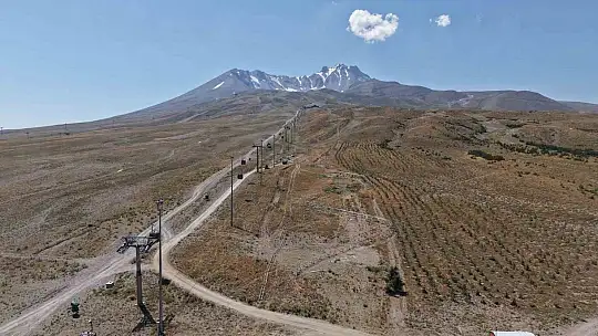 Başkan Büyükkılıç'ın Erciyes'teki yeni projesi yükseliyor: dağ kızağında raylar yerine oturuyor