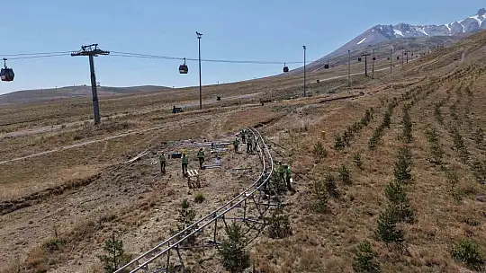Başkan Büyükkılıç'ın Erciyes'teki yeni projesi yükseliyor: dağ kızağında raylar yerine oturuyor