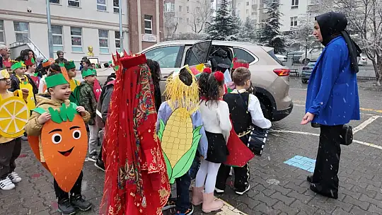 Başkan Büyükkılıç'ın Togg'u, Yerli Malı Haftası'nda öğrencilerle buluştu