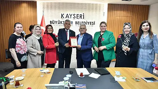 Başkan Büyükkılıç, kadın muhtarların Anneler Gününü kutladı