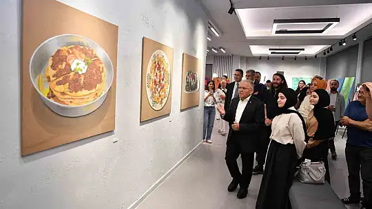 Başkan Büyükkılıç, Karma resim Sergisi'nde gençlerle buluştu