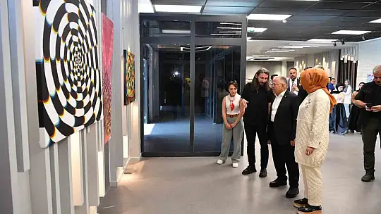 Başkan Büyükkılıç, Karma resim Sergisi'nde gençlerle buluştu