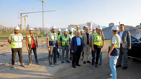 Başkan Büyükkılıç, Kartal Katlı Kavşağı'nda çalışmaları adım adım izliyor