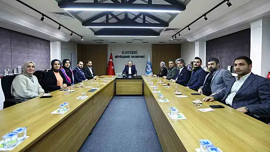 Başkan Büyükkılıç, Kayseri'nin ilk kadın ilçe başkanı Kahraman ve yönetimini ağırladı