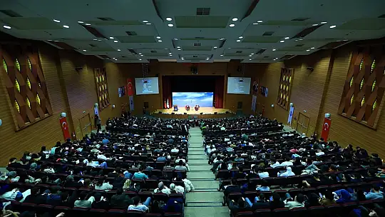 Başkan Büyükkılıç, Kayseri Üniversitesi'nde gençlerle buluştu