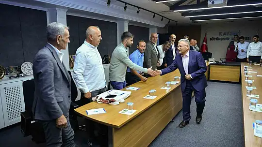 Başkan Büyükkılıç Sarız'ın mahalle muhtarlarını büyükşehirde konuk etti