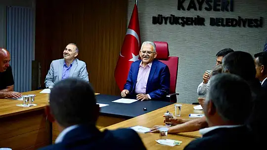 Başkan Büyükkılıç Sarız'ın mahalle muhtarlarını büyükşehirde konuk etti