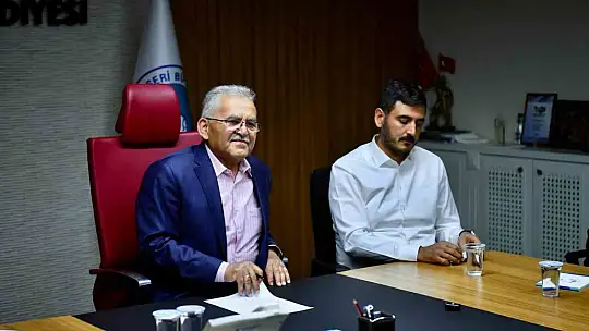 Başkan Büyükkılıç Sarız'ın mahalle muhtarlarını büyükşehirde konuk etti