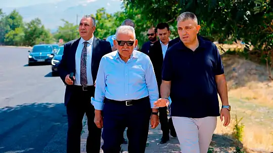 Başkan Büyükkılıç, Sazyolu caddesindeki sıcak asfalt çalışmalarını inceledi